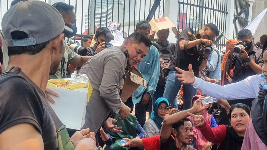 Kasihan Kapolda Metro Jaya, Disemprot Orator Aksi Demo saat Bagikan Roti dan Air di Depan Gedung DPR: Jangan Ganggu Konsentrasi Kami!