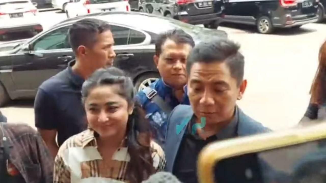 Dewi Perssik dan Shandy (Foto: YouTube/KH Infotainment)