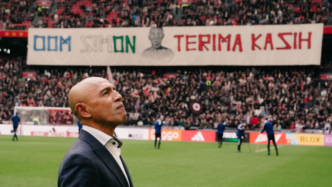 Simon Tahamata Tinggalkan Ajax, Fans di Belanda Bentangkan Banner Berbahasa Indonesia