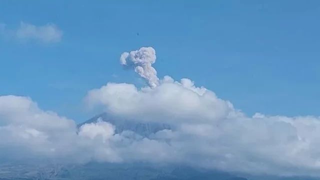 Senin Pagi, Gunung Semeru Erupsi Setinggi 800 Meter