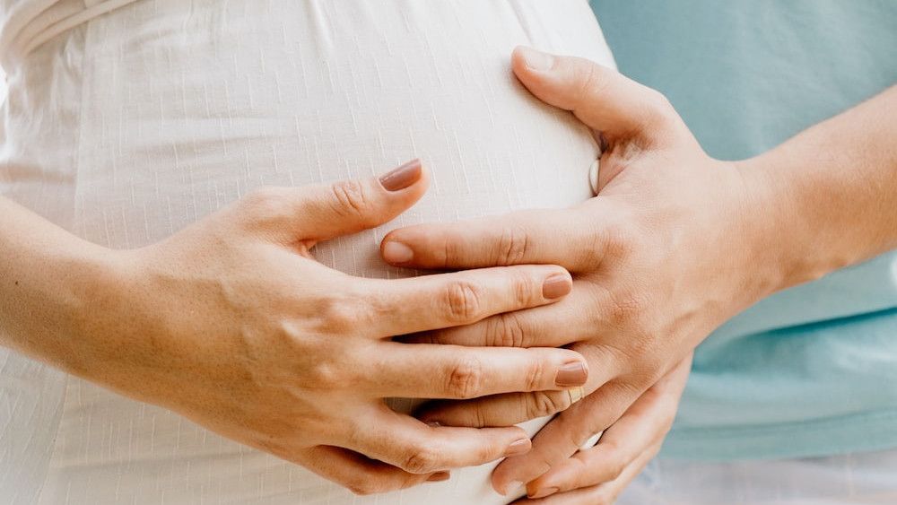 Apakah Cara Mengetahui Kehamilan dengan Memegang Perut Akurat? Simak Penjelasan Berikut