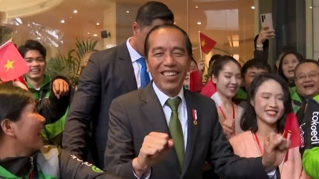 Momen Jokowi Joget Bareng Ojol di Vietnam