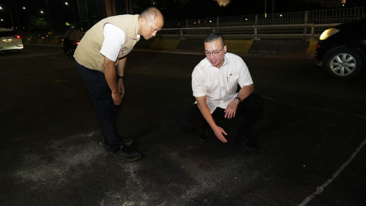 Terima Laporan Makan Korban, Anggota DPRD Jakarta Kenneth Sidak Jalan Rusak di Flyover Grogol