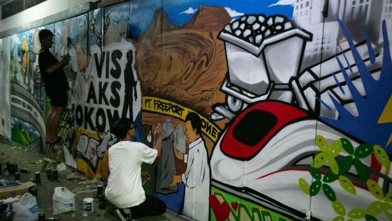 Anak Muda Solo Sambut Kepulangan Jokowi dengan Seni Mural Sepanjang 10 Meter