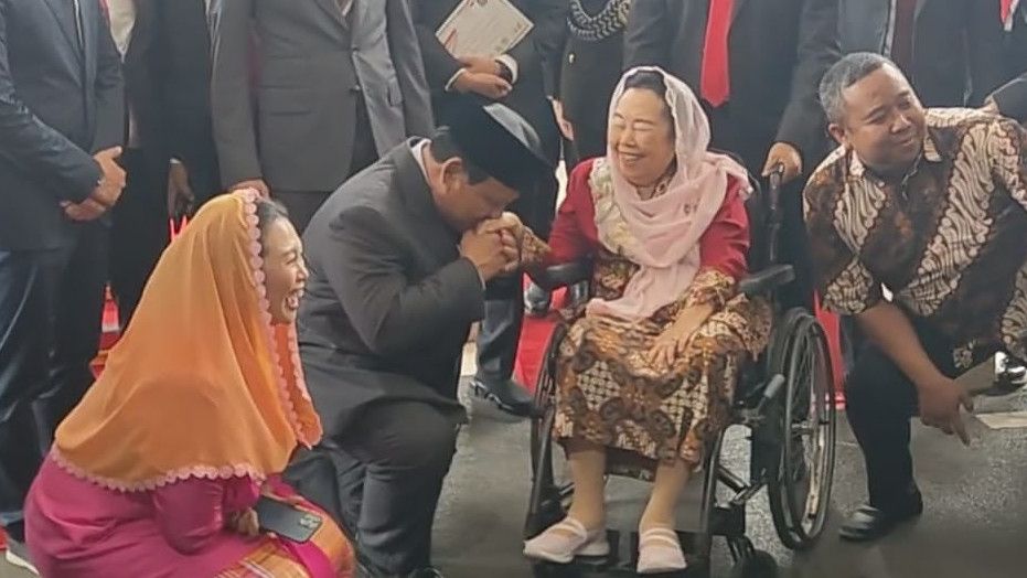 Momen Prabowo Berlutut dan Sungkem ke Istri Gus Dur Saat Hadiri Sidang Tahunan MPR RI
