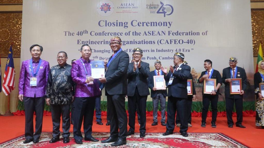 Selamat! Direktur PLN Raih AFEO Honorary Member dari Organisasi Persatuan Insinyur se-Asia Tenggara