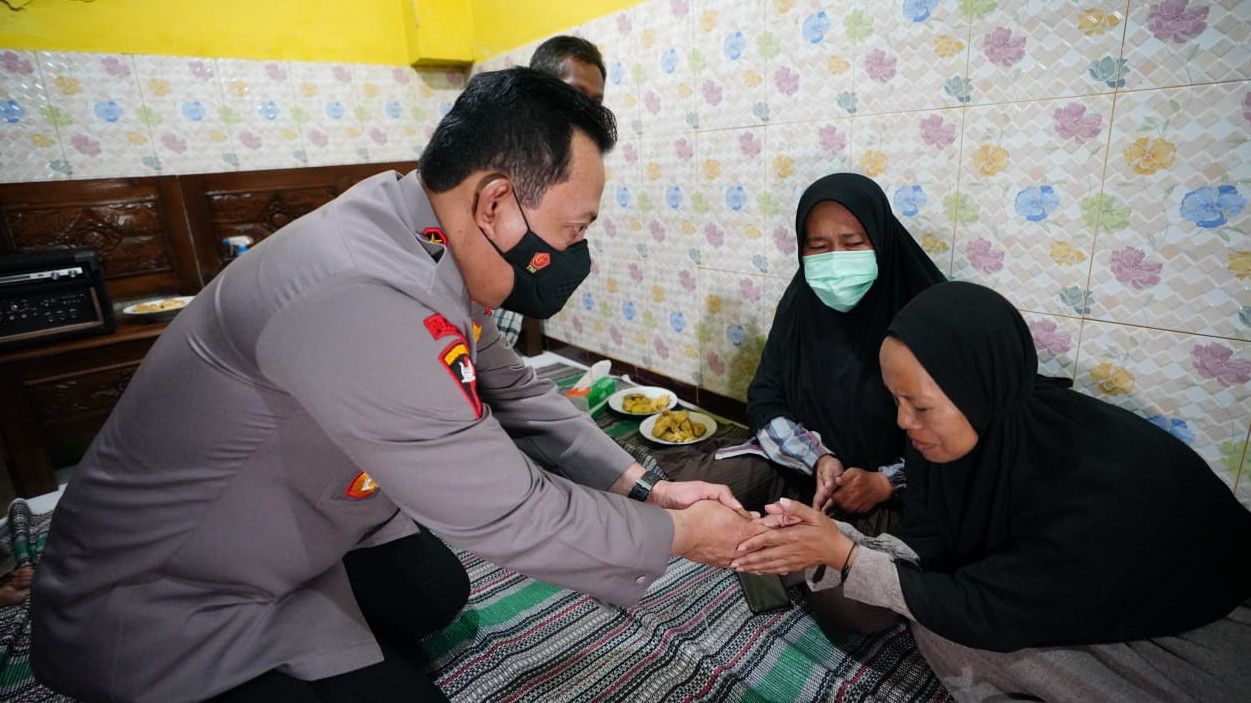 Kapolri Tawarkan ke Anak Korban Kasus Kanjuruhan Malang: Mau Enggak Masuk Polisi?