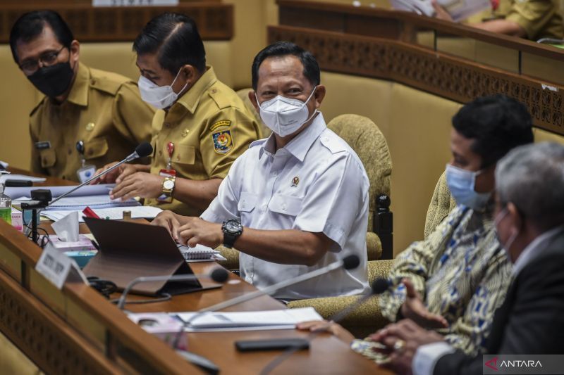 Heboh Deklarasi Jokowi 3 Periode, Mendagri Tito Bakal Revisi UU Desa