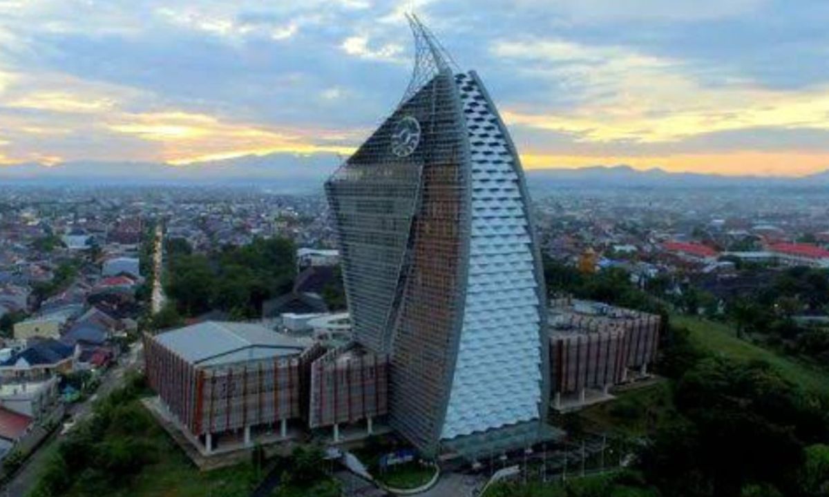 Mahasiswa UNM Makassar Demo di Jalan karena Kebijakan Kampus, Pengendara Ngamuk: Bodoh!