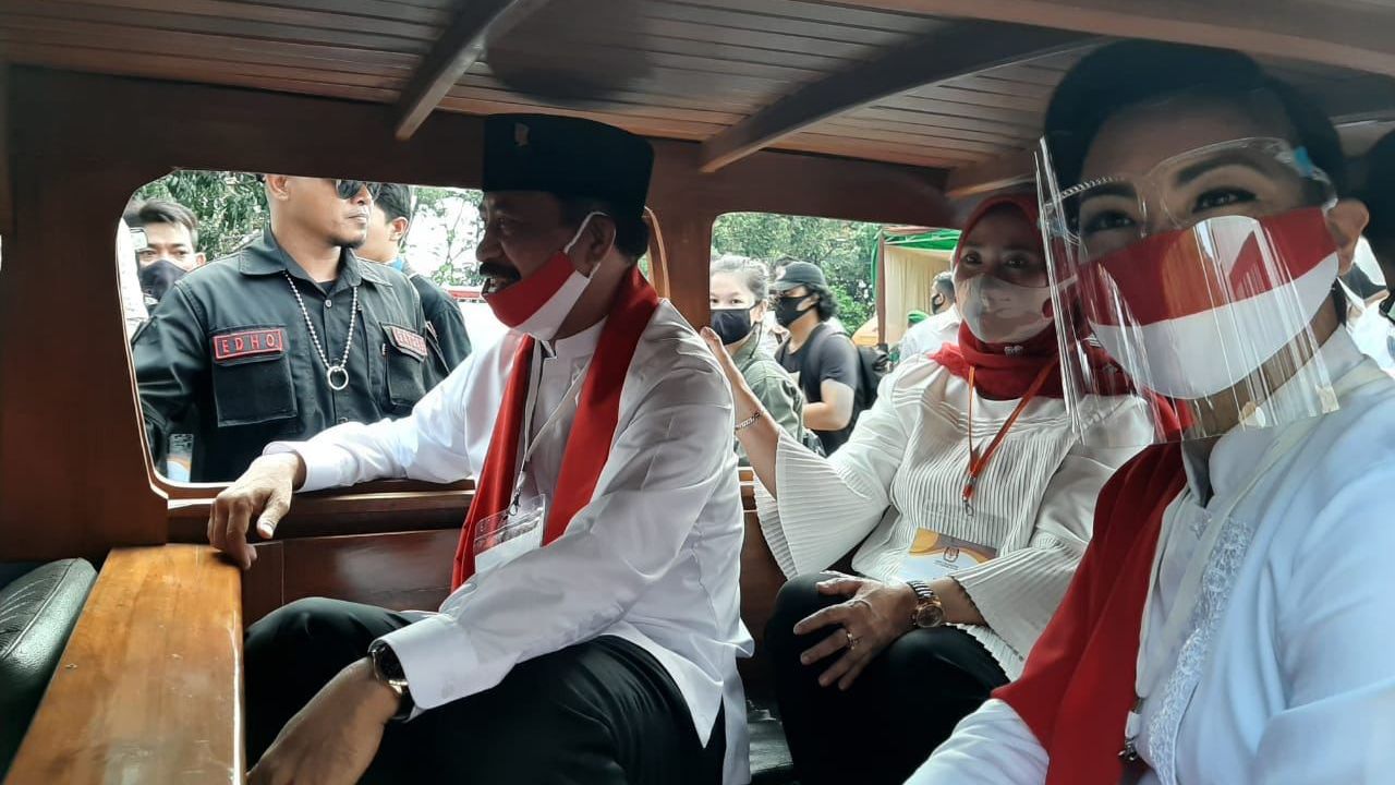 Muhamad-Rahayu Saraswati Daftar ke KPU Tangerang Selatan Naik Oplet Si Doel