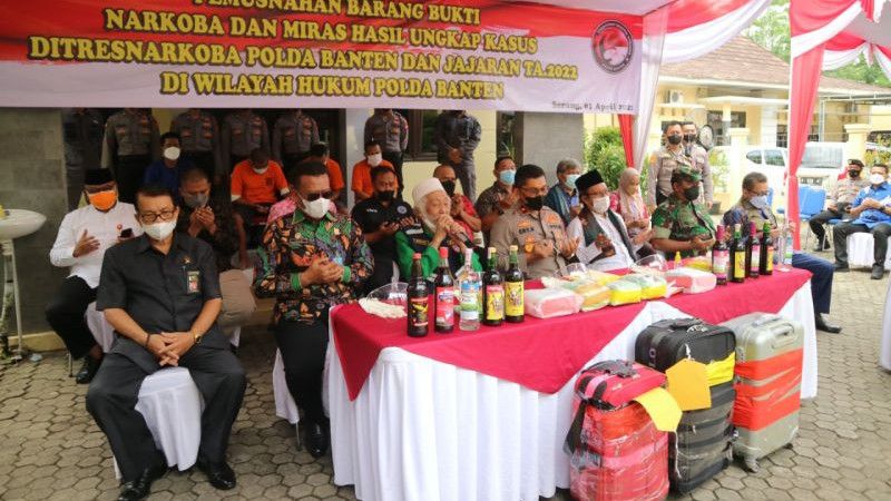 Ulama Kharismatik Banten Abuya Muhtadi Bersama Polda Banten Musnahkan Ribuan Botol Miras Jelang Ramadan