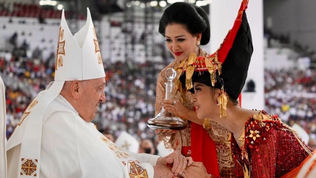 Tampil Pakai Baju Adat Karo di Misa Akbar, Lyodra Beruntung Dapat Berkat Langsung dari Paus Fransiskus