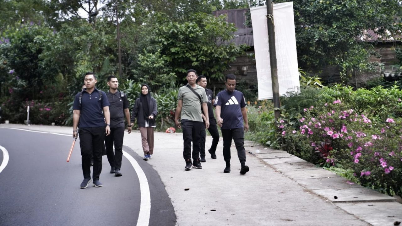 Momen Gubernur Sulsel Sudirman Jalan Kaki 4 KM di Gowa dan Ingatkan Warga untuk Hidupkan Pasar
