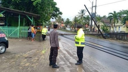 Diterjang Hujan dan Angin Kencang, Tujuh Tiang Listrik di Wilayah Anyer Banten Roboh