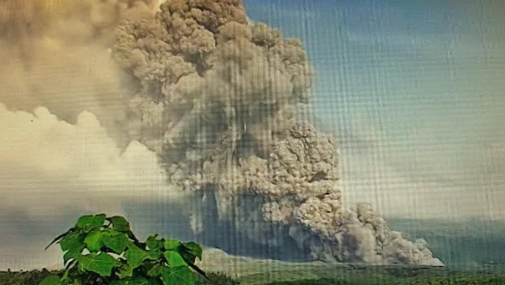 PVMBG Sebut Abu Vulkanik Gunung Semeru Bikin Jalan Licin Saat Terkena Hujan