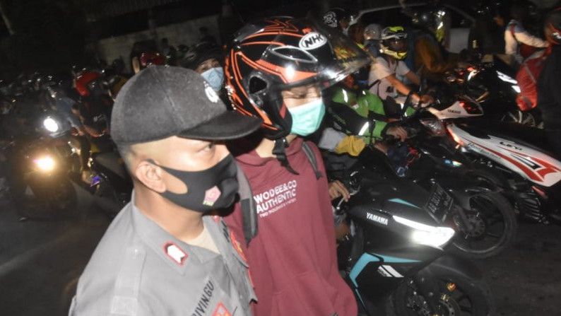 Momen Ribuan Pemudik Motor Jebol Penyekatan di Kedungwaringin Perbatasan Bekasi-Karawang, 4 Provokator Ditangkap Polisi