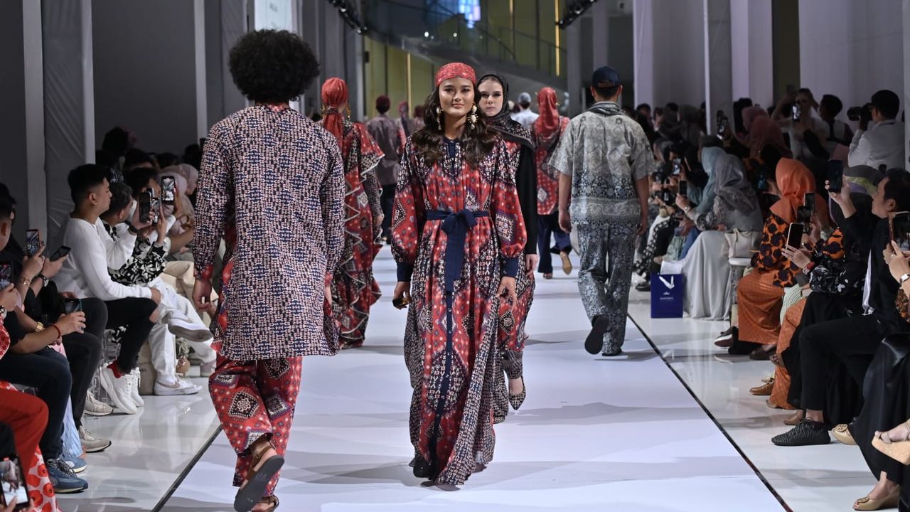 Gelar Fashion Show Garis Poetih 2023, Ivan Gunawan Tampilkan Koleksi Mandjha Hijab dengan Nuansa Cahaya di Padang Pasir