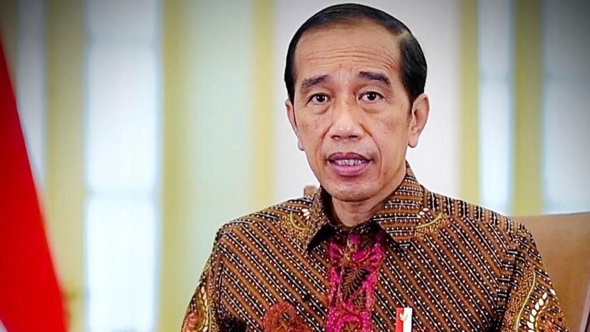Habis Kukuhkan PBNU di Kaltim, Jokowi Langsung Bagi-Bagi Duit di Pasar Sepinggan