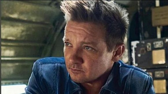 Sempat Kritis dan Jalani Operasi, Jeremy Renner Sapa Penggemar Pakai Selang Pernapasan