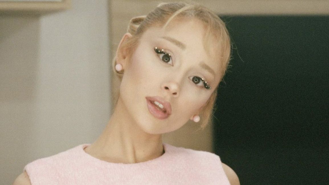 Ariana Grande Dikuntit Paparazi Terbang Saat Syuting Film Wicked, Begini Ceritanya