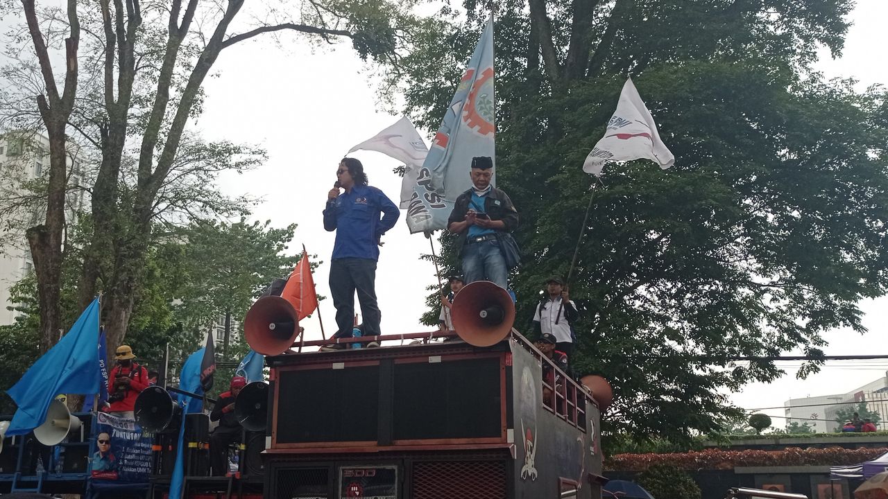 Buruh Beraksi di Jabar, Tuntut Jokowi Turunkan Harga BBM