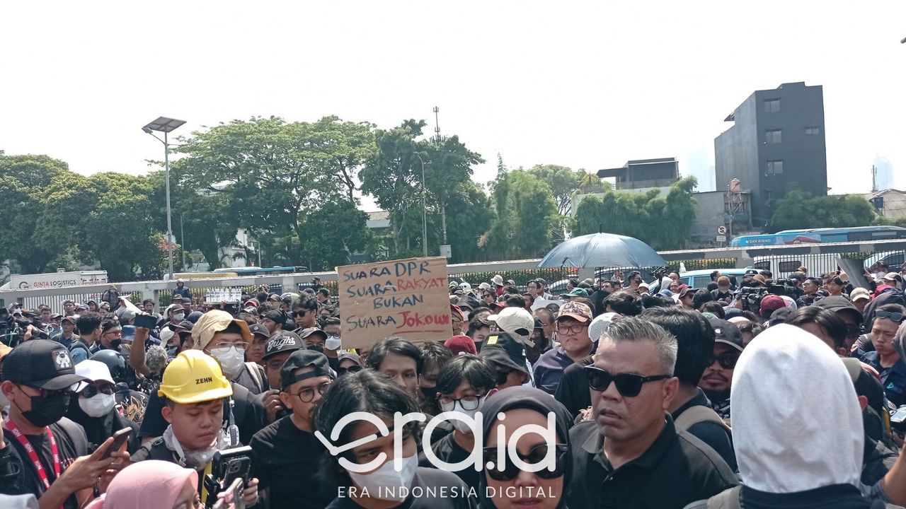 Komedian Abdel Temon hingga Rigen Ikut Demo Tolak RUU Pilkada di Gedung DPR