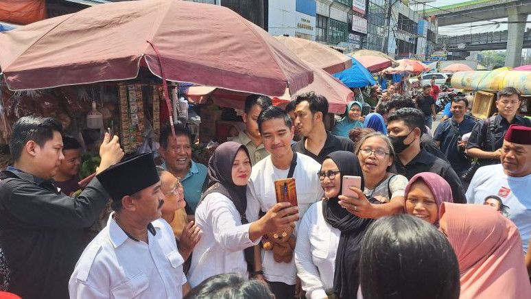 Tiru Jokowi, Kaesang Mulai Blusukan ke Pasar Kebayoran Lama Serap Aspirasi Para Pedagang