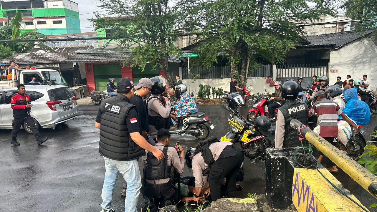 Viral Pria Tenteng Sajam Coba Serang Polisi di Jakbar, Ini Kronologinya