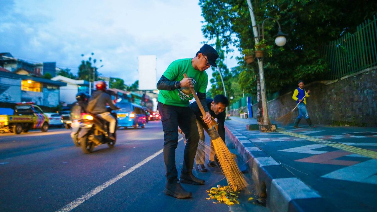 Ratusan ASN Sapu Jalanan di 64 Titik Kota Bogor