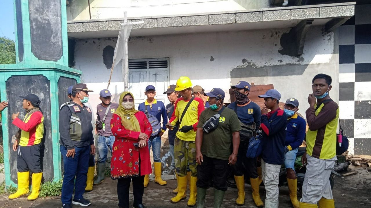 Sedang Bakar Sampah, Kakek Gunawan Hilang Setelah Terperosok di Bantaran Sungai Ciliwung