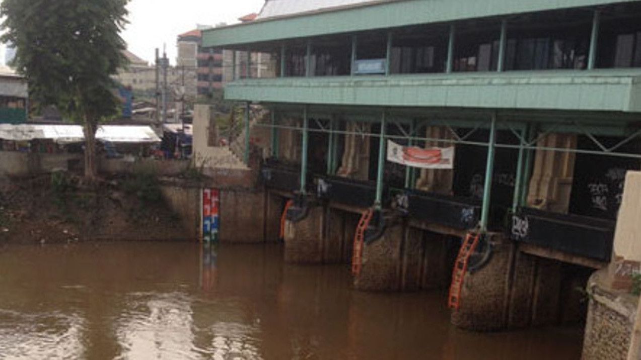 Pintu Air Pasar Ikan Siaga Dua Sejak Subuh, Warga Diimbau Waspada Banjir