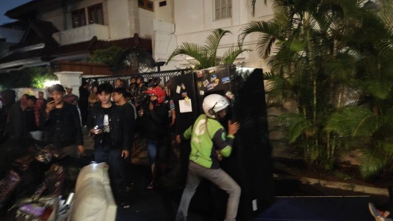 Warga Jarah Rumah Eko Patrio: Kapan Lagi Punya Baju dan Sepatu Milik Orang Kaya