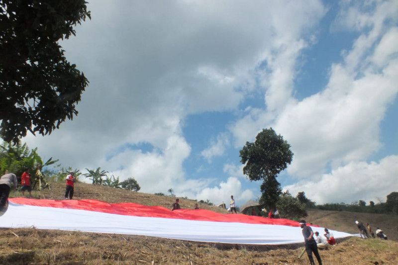 Warga Desa Lampeji Jember Kibarkan Bendera Merah Putih Raksasa