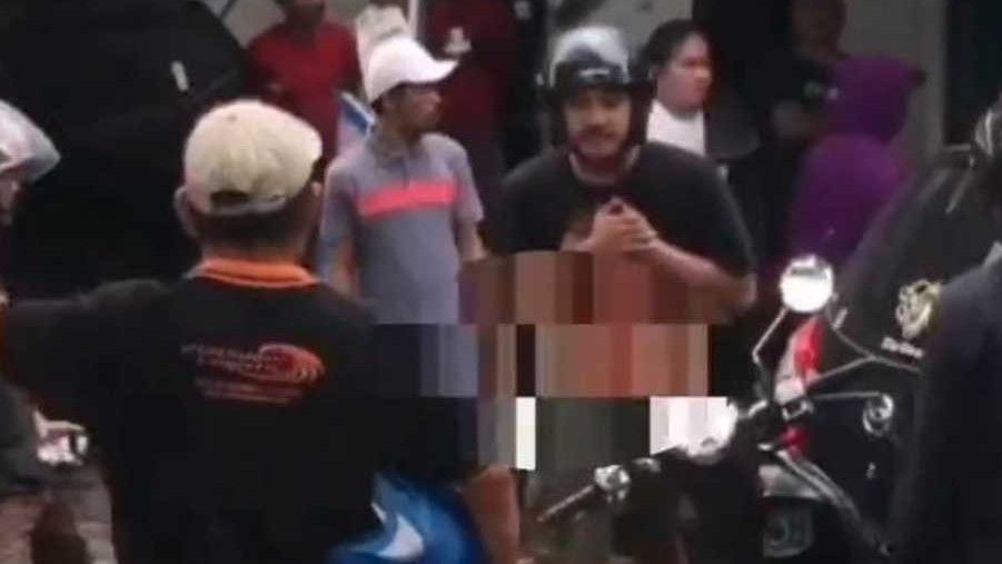 Viral! Pria di Makassar yang Ditikam Masih Kuat Bawa Motor dengan Pisau yang Tertancap di Badannya