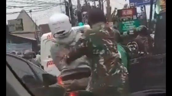 Viral Video Geber Knalpot 'Brong' di Lampu Merah, Pengendara Motor Kena Tempeleng TNI