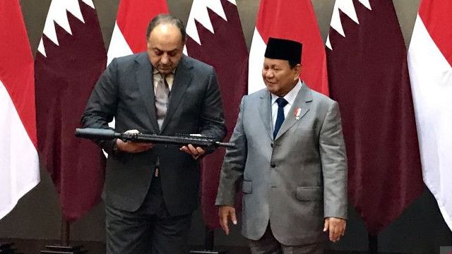 Saling Tukar Cenderamata, Prabowo Hadiahi Menhan Qatar Senapan Serbu