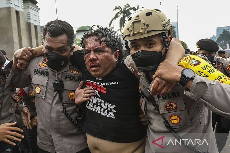 Mencari Tahu Motivasi Ade Armando Datang ke Aksi Tolak Jokowi 3 Periode hingga Jadi Sasaran Amukan Massa