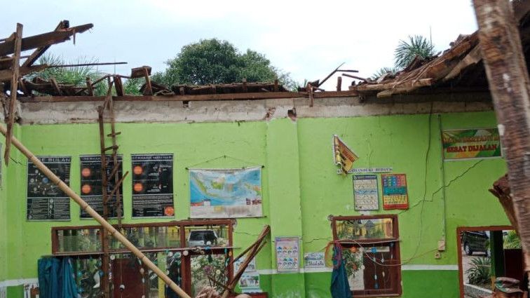 Atap Sekolah SD Gugut di Jember Jatim Ambruk, Ratusan Murid Akhirnya Diliburkan, Sedih