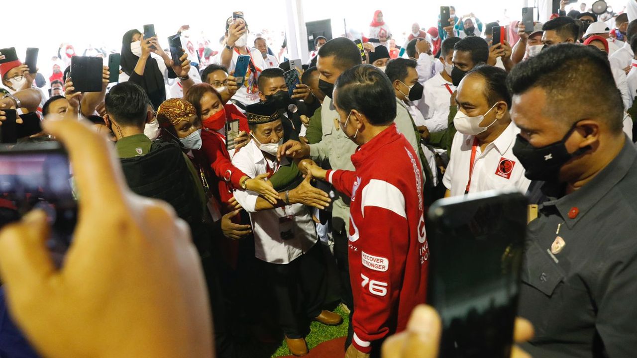 Pantau Stok Minyak Goreng, Jokowi Blusukan ke Pasar Muntilan