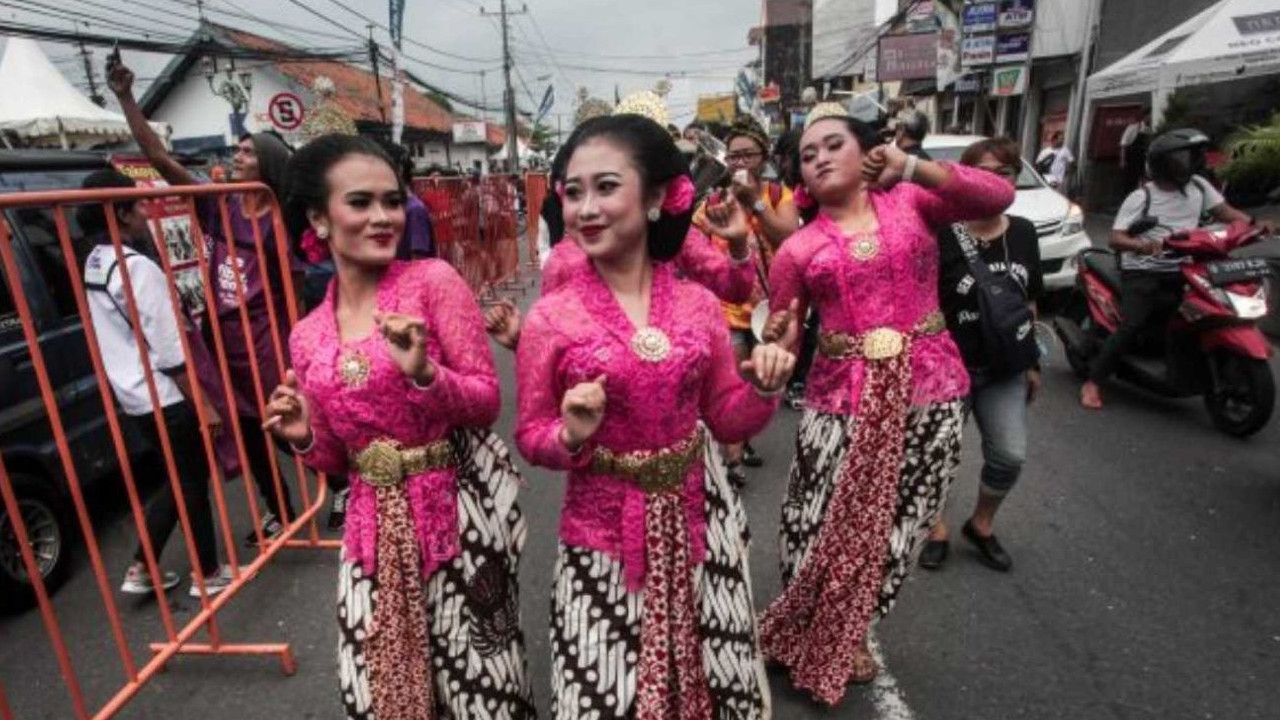 Viral Pemotor di Banten Terobos Rombongan Karnaval, Ditegur Malah Joget