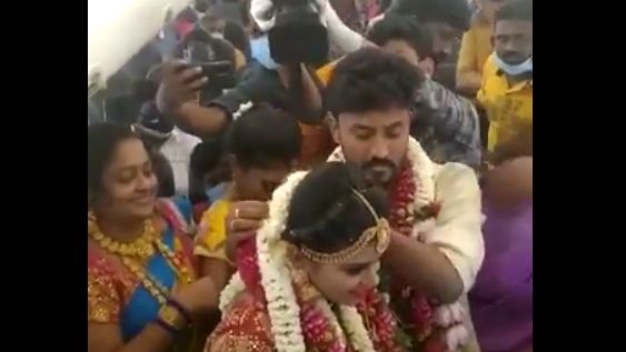 Terniat, Pasangan India Nikah di Pesawat Carteran Agar Bisa Undang Ratusan Kerabat