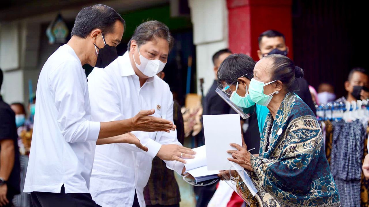Menko Airlangga Dampingi Presiden Joko Widodo Memulai Program BT-PKLW, Bantu PKL dan Warung Terdampak PPKM