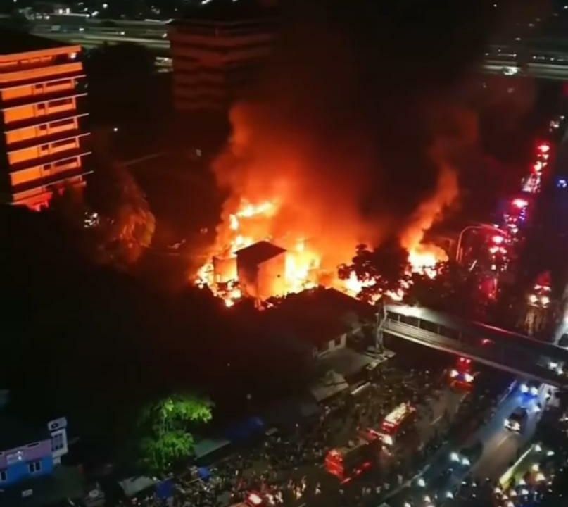 Kebakaran di Pasar Gembrong (Foto: Instagram/@ariekuntung)