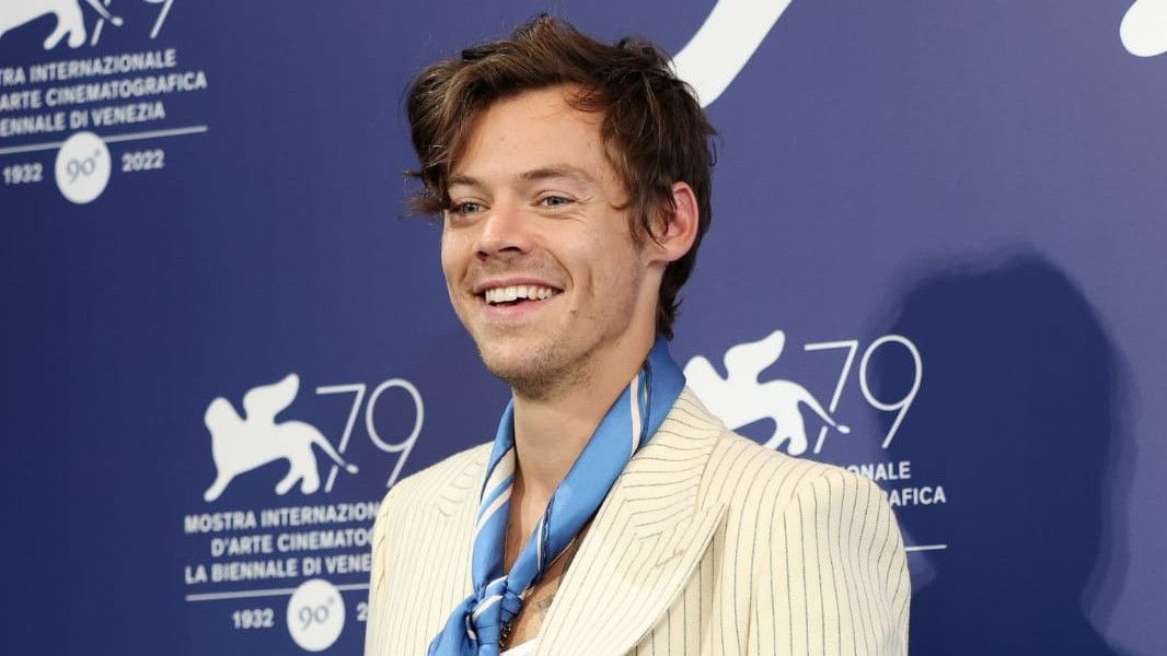 Berpapasan dengan Laki-laki di Venice Film Festival, Harry Styles Langsung Cium Bibir, Siapa?