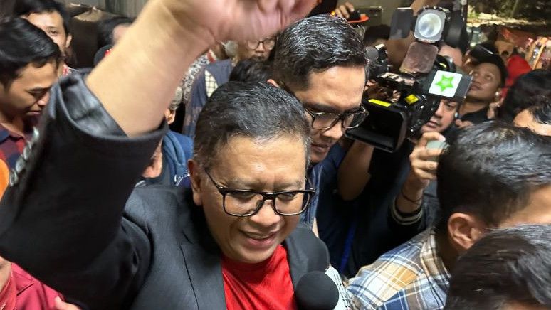 Wajah Hasto Sumringah Usai Bebas dari Rutan KPK