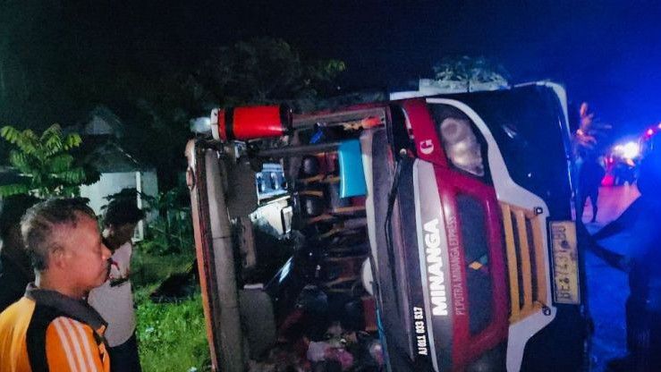 Bus Pariwisata di OKI Sumsel Tabrak Truk, Dua Tewas