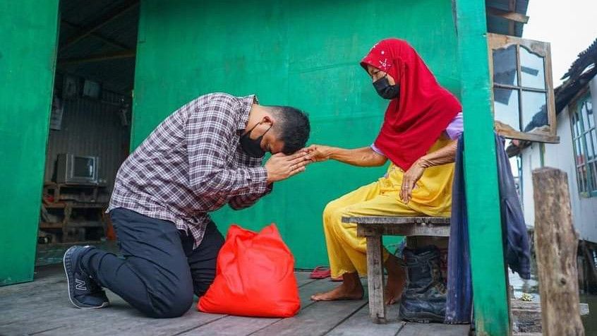 Aksi Wali Kota Medan Bobby Nasution Sembah Sujud Nenek Renta saat Beri Sembako di Kampung Nelayan Belawan