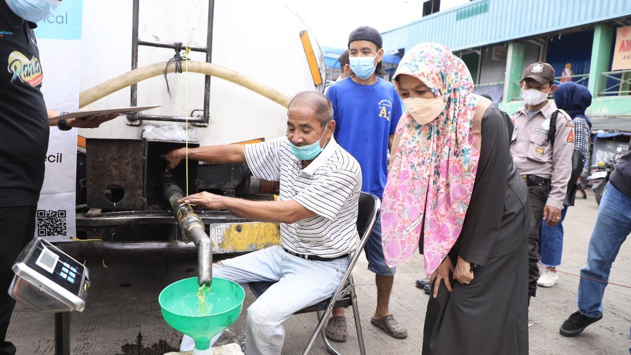 Penampakan Pemkot Tangerang Distribusikan 10 Ton Minyak Curah ke Pasar Anyar