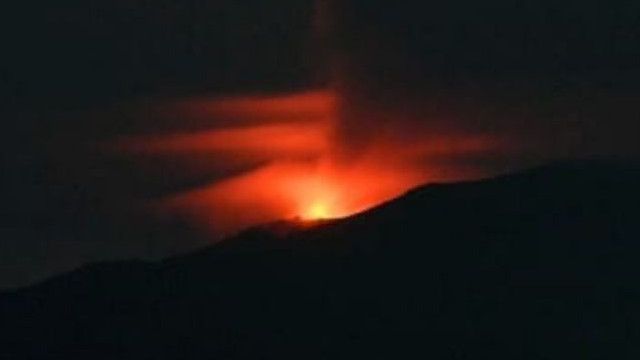 Gunung Ibu Keluarkan Sinar Api Setinggi 350 Meter