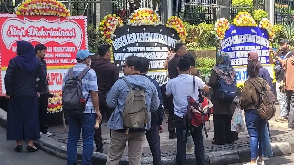 Tukin Dosen ASN Tak Kunjung Jelas, Aliansi Dosen Demo Depan Kantor Kemdiktisaintek